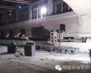 The 650t/d float second line of China Glass Blue Star (Linyi) completed the online horizontal cutting of the tank wall.
