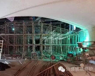 In the cold repair of the 650t/d float furnace of China Glass Blue Star, a new technology of self-closed mold support was adopted, and the large self-closed construction of the melting part was completed.